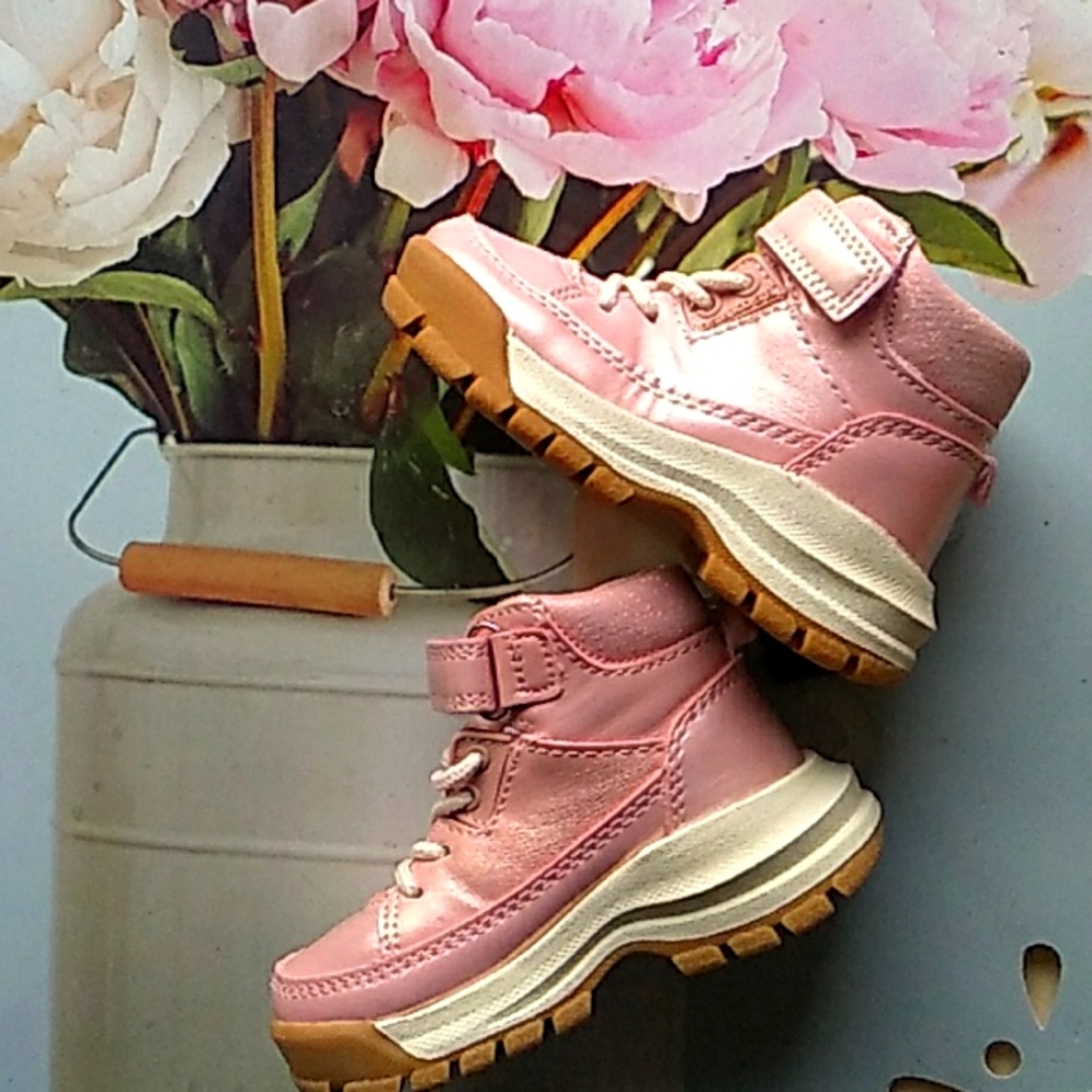 Oshkosh  Pink high top shoes